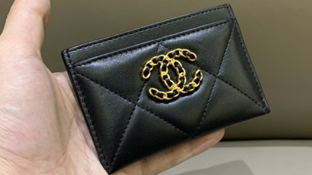 
				Chanel - Wallet
				peněženky